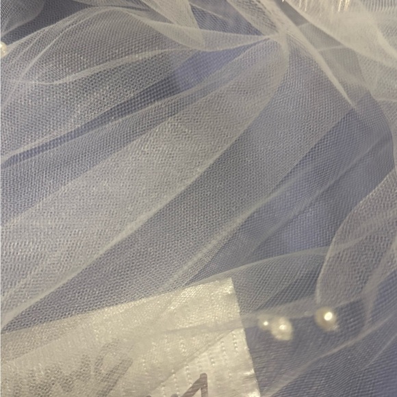 Vow'd Weddings Elegant White Wedding Veil - Picture 3 of 5